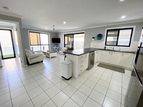 STYLISH RESIDENCE, LARGE PRIVATE YARD - CLOSE TO DREAMWORLD - Accommodation Resorts 2