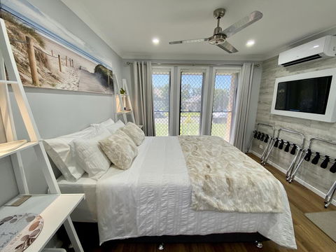 STYLISH UNIT - CLOSE TO DREAMWORLD - Accommodation Resorts 0