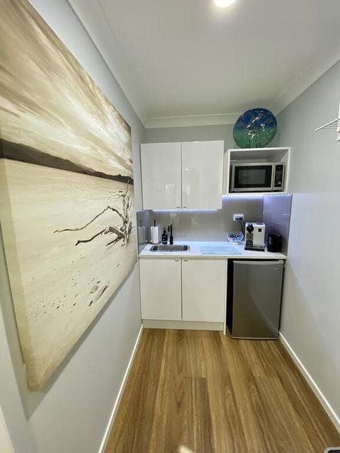 STYLISH UNIT - CLOSE TO DREAMWORLD - Accommodation Resorts 3