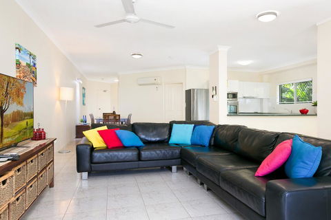 The Beach House 3BR Waterfront Apartment, Own WIFI - Accommodation Resorts 3