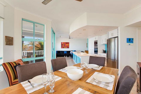 The Beach Shack 3BR Waterfront Resort, Own WIFI - Accommodation Resorts 2