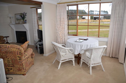 Buttons Cottage For Canyon & Rain Forest Walks With In House Dining - Accommodation Resorts 12