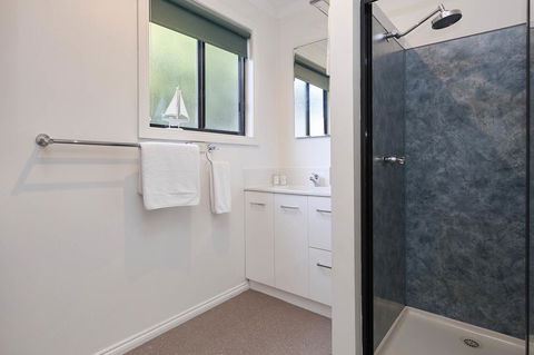 KINGFISHER COTTAGE Beachfront At The Binalong Bay - Accommodation Resorts 2