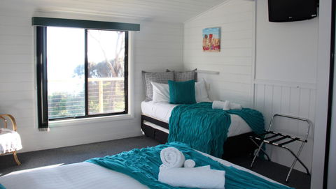 KINGFISHER COTTAGE Beachfront At The Binalong Bay - Accommodation Resorts 5
