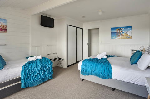 KINGFISHER COTTAGE Beachfront At The Binalong Bay - Accommodation Resorts 3