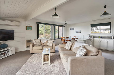 KINGFISHER COTTAGE Beachfront At The Binalong Bay - Accommodation Resorts 4