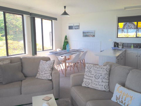 KINGFISHER COTTAGE Beachfront At The Binalong Bay - Accommodation Resorts 24