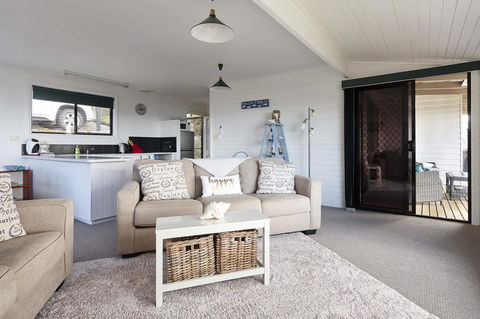KINGFISHER COTTAGE Beachfront At The Binalong Bay - Accommodation Resorts 22