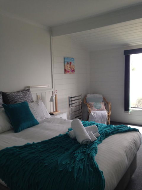 KINGFISHER COTTAGE Beachfront At The Binalong Bay - Accommodation Resorts 23