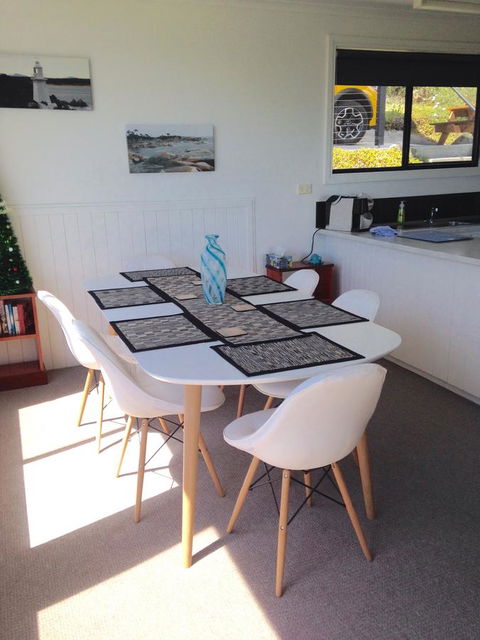 KINGFISHER COTTAGE Beachfront At The Binalong Bay - Accommodation Resorts 14