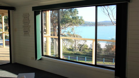 KINGFISHER COTTAGE Beachfront At The Binalong Bay - Accommodation Resorts 13