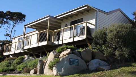 KINGFISHER COTTAGE Beachfront At The Binalong Bay - Accommodation Resorts 0