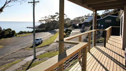 KINGFISHER COTTAGE Beachfront At The Binalong Bay - Accommodation Resorts 9
