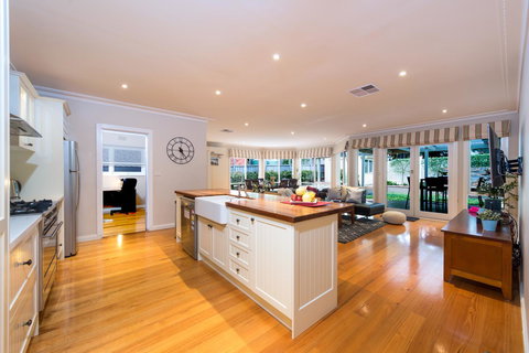 Lovely 5BR Full House In Glen Waverley, Walk To Train, Bus & Shops - Accommodation Resorts 3