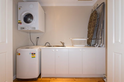 Lovely 5BR Full House In Glen Waverley, Walk To Train, Bus & Shops - Accommodation Resorts 12