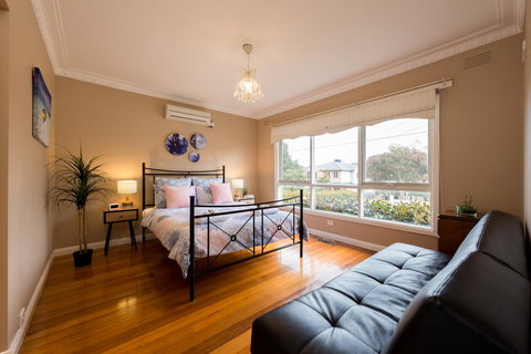Lovely 5BR Full House In Glen Waverley, Walk To Train, Bus & Shops - Accommodation Resorts 5