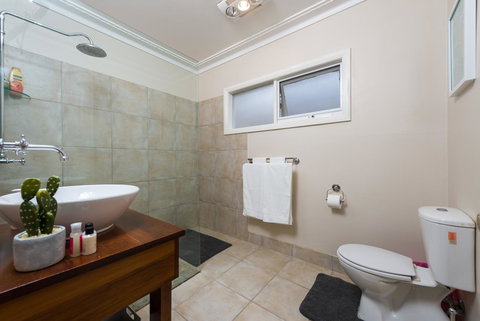 Lovely 5BR Full House In Glen Waverley, Walk To Train, Bus & Shops - Accommodation Resorts 6