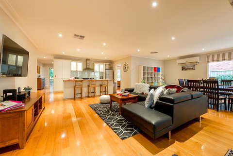 Lovely 5BR Full House In Glen Waverley, Walk To Train, Bus & Shops - Accommodation Resorts 1