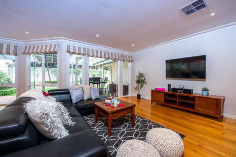 Lovely 5BR Full House In Glen Waverley, Walk To Train, Bus & Shops - Accommodation Resorts 15
