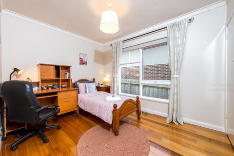 Lovely 5BR Full House In Glen Waverley, Walk To Train, Bus & Shops - Accommodation Resorts 7