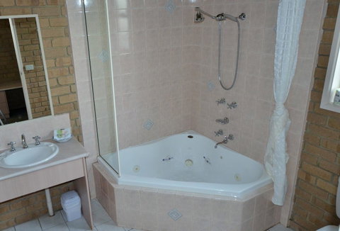 Tropicana Motor Inn - Accommodation Resorts 13