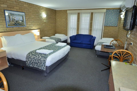 Tropicana Motor Inn - Accommodation Resorts 9