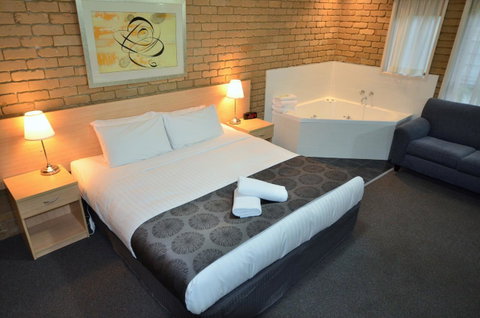 Tropicana Motor Inn - Accommodation Resorts 5