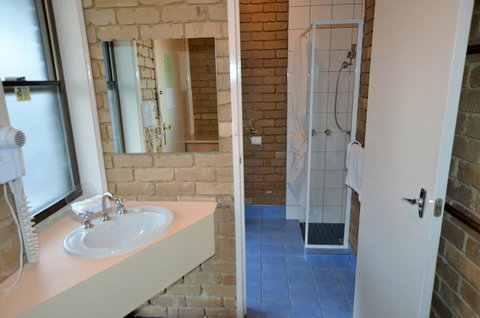 Tropicana Motor Inn - Accommodation Resorts 11