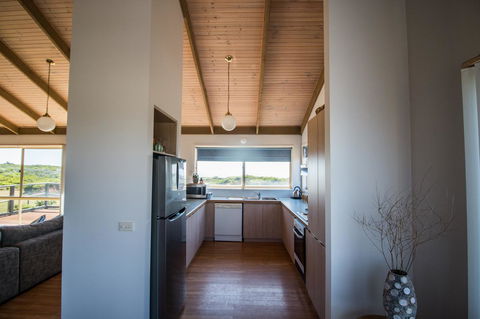 Sunsets On Martyrs Luxury Coastal Beach House Peterborough - Accommodation Resorts 4