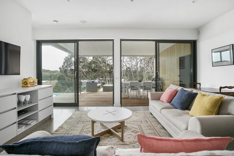 Lansdowne Villa - With Swimming Pool - Accommodation Resorts 1