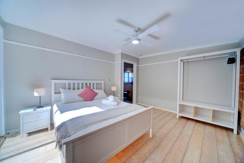 The Hillside Cottage - Accommodation Resorts 2