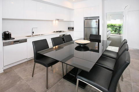 Views From Red Hill - Modern And Spacious Split-Level Executive 3BR Red Hill Apartment Close To CBD - Accommodation Resorts 1