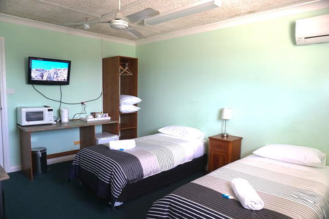 Warners Bay Hotel - Accommodation Resorts 3