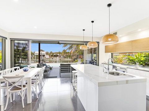 WATERFRONT HOME BORDERING MOOLOOLABA - Accommodation Resorts 3