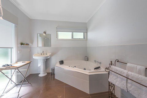 Amelina Cottages - Accommodation Resorts 9