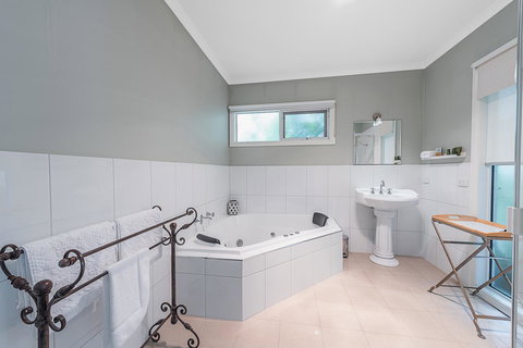 Amelina Cottages - Accommodation Resorts 8