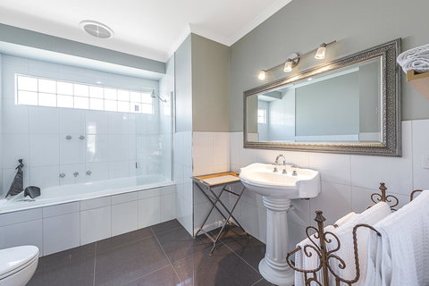 Amelina Cottages - Accommodation Resorts 10