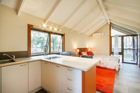 Airlie Beach Eco Cabins - Adults Only - Accommodation Resorts 12