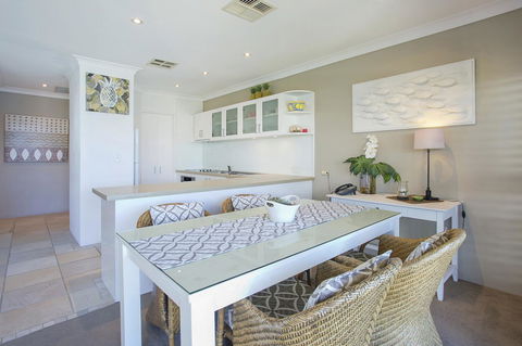 Noosa Shores Resort - Accommodation Resorts 24