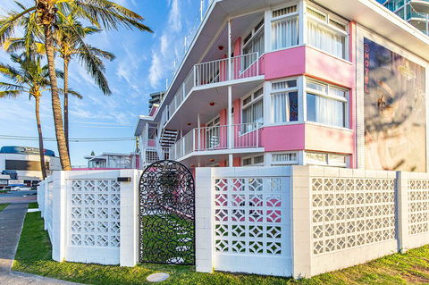 The Pink Hotel Coolangatta - Accommodation Resorts 1