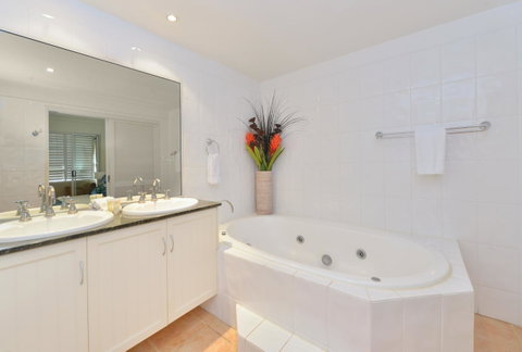 Cayman Villas Port Douglas - Accommodation Resorts 24
