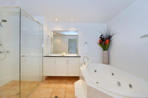 Cayman Villas Port Douglas - Accommodation Resorts 23