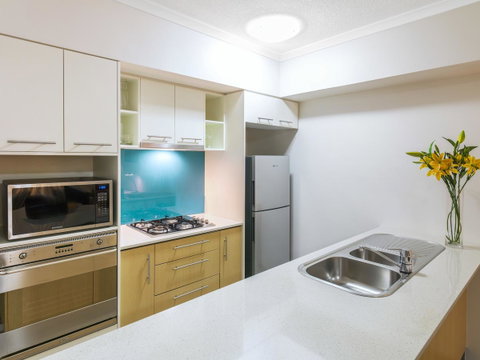 Oaks Brisbane River City Suites - Accommodation Resorts 9