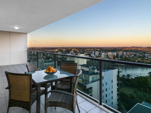 Oaks Brisbane River City Suites - Accommodation Resorts 8
