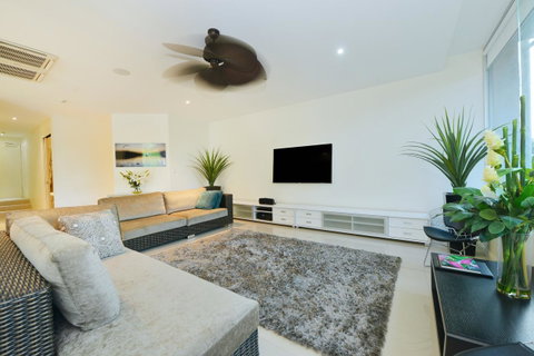 Club Tropical Resort - Official Onsite Reception & Check In - Accommodation Resorts 38