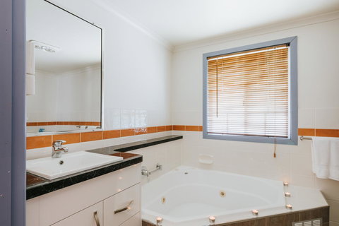 Apple Blossom Cottages - Accommodation Resorts 9