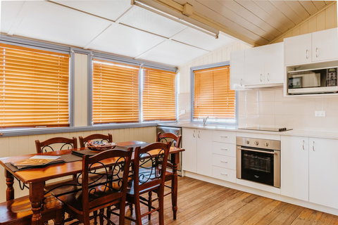 Apple Blossom Cottages - Accommodation Resorts 7