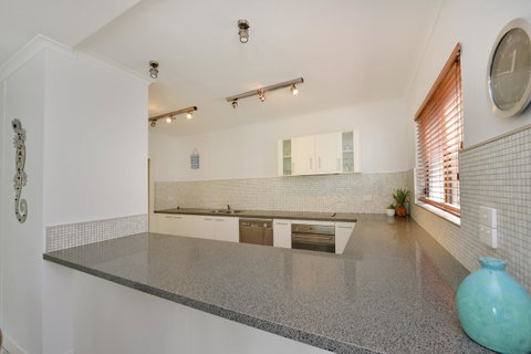 Tropical Reef Apartments - Accommodation Resorts 21