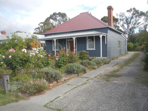 Yarram Cottage: Art And Accommodation - Accommodation Resorts 1