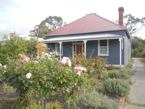 Yarram Cottage: Art And Accommodation - Accommodation Resorts 0
